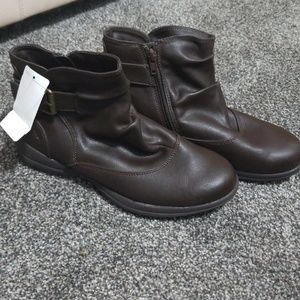 Mountrek slouch booties NWT size 7.5
